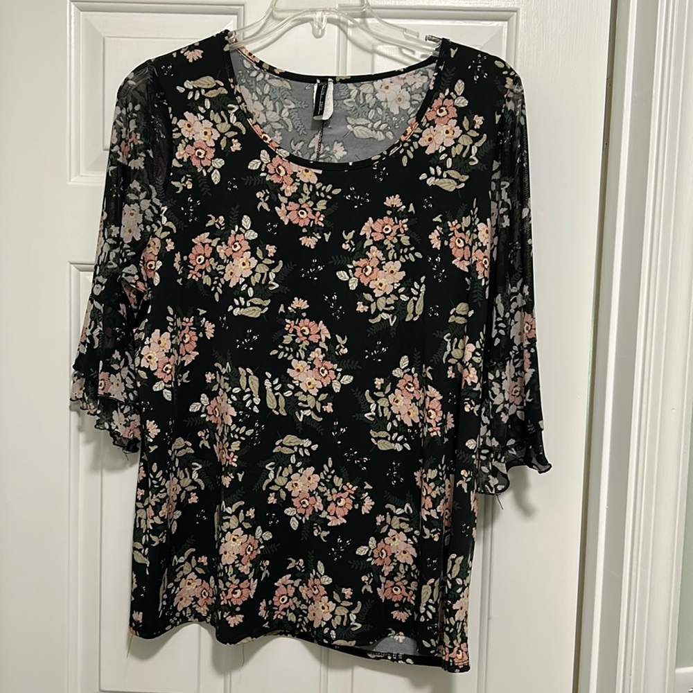 Divide By Zero cute casual 3/4 bell sleeve floral top. Size 2x.